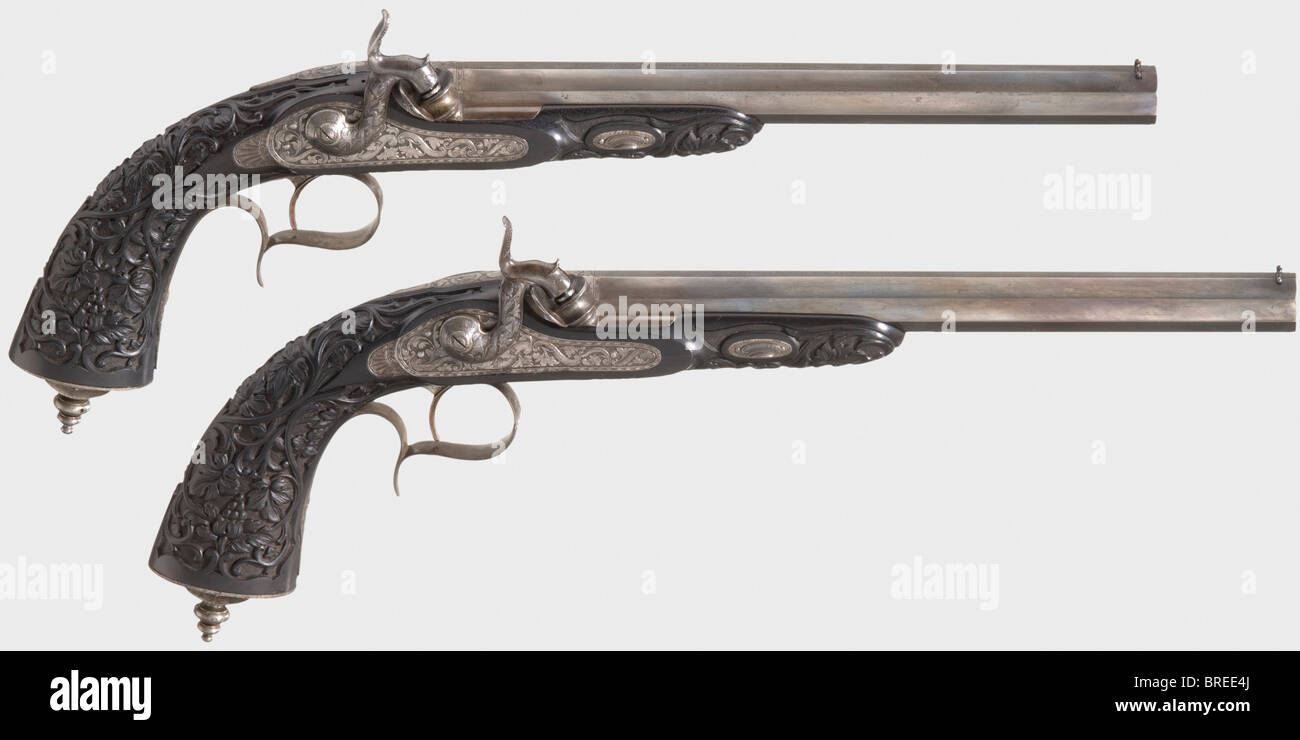 Un bel paio di pistole a percussione, Gastinne Renette, Parigi, circa 1850. Canne ottagonali, fori finemente rigati in calibro 10 mm con brache brevettuali e punti di vista in ferro. Sulle cime del barile la firma incisa 'par Gastinne Rennete arq del'Empereur a Paris'. Tanghi numerati rispettivamente '1' e '2'. Serrature a percussione cesellate con motivi floreali e mobili in ferro. Stock di ebano scolpiti con frondosa decorazione della vite in rilievo. Lunghezza di ogni 42 cm. In una cassa di legno rivestita di velluto con accessori completi. Dimensioni 46,5 x 25 x 7 cm. Gastinne Renette, Parigi, Menti, Foto Stock Un bel paio di pistole a percussione, Gastinne Renette, Parigi, circa 1850. Canne ottagonali, fori finemente rigati in calibro 10 mm con brache brevettuali e punti di vista in ferro. Sulle cime del barile la firma incisa 'par Gastinne Rennete arq del'Empereur a Paris'. Tanghi numerati rispettivamente '1' e '2'. Serrature a percussione cesellate con motivi floreali e mobili in ferro. Stock di ebano scolpiti con frondosa decorazione della vite in rilievo. Lunghezza di ogni 42 cm. In una cassa di legno rivestita di velluto con accessori completi. Dimensioni 46,5 x 25 x 7 cm. Gastinne Renette, Parigi, Menti, Foto Stock