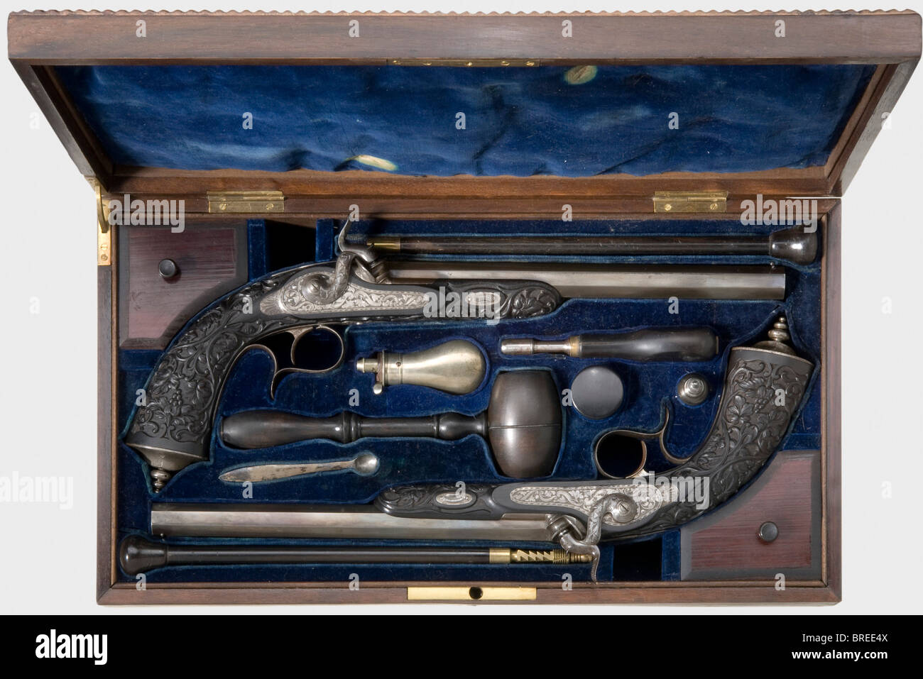 Un bel paio di pistole a percussione, Gastinne Renette, Parigi, circa 1850. Canne ottagonali, fori finemente rigati in calibro 10 mm con brache brevettuali e punti di vista in ferro. Sulle cime del barile la firma incisa 'par Gastinne Rennete arq del'Empereur a Paris'. Tanghi numerati rispettivamente '1' e '2'. Serrature a percussione cesellate con motivi floreali e mobili in ferro. Stock di ebano scolpiti con frondosa decorazione della vite in rilievo. Lunghezza di ogni 42 cm. In una cassa di legno rivestita di velluto con accessori completi. Dimensioni 46,5 x 25 x 7 cm. Gastinne Renette, Parigi, Menti, Foto Stock Un bel paio di pistole a percussione, Gastinne Renette, Parigi, circa 1850. Canne ottagonali, fori finemente rigati in calibro 10 mm con brache brevettuali e punti di vista in ferro. Sulle cime del barile la firma incisa 'par Gastinne Rennete arq del'Empereur a Paris'. Tanghi numerati rispettivamente '1' e '2'. Serrature a percussione cesellate con motivi floreali e mobili in ferro. Stock di ebano scolpiti con frondosa decorazione della vite in rilievo. Lunghezza di ogni 42 cm. In una cassa di legno rivestita di velluto con accessori completi. Dimensioni 46,5 x 25 x 7 cm. Gastinne Renette, Parigi, Menti, Foto Stock