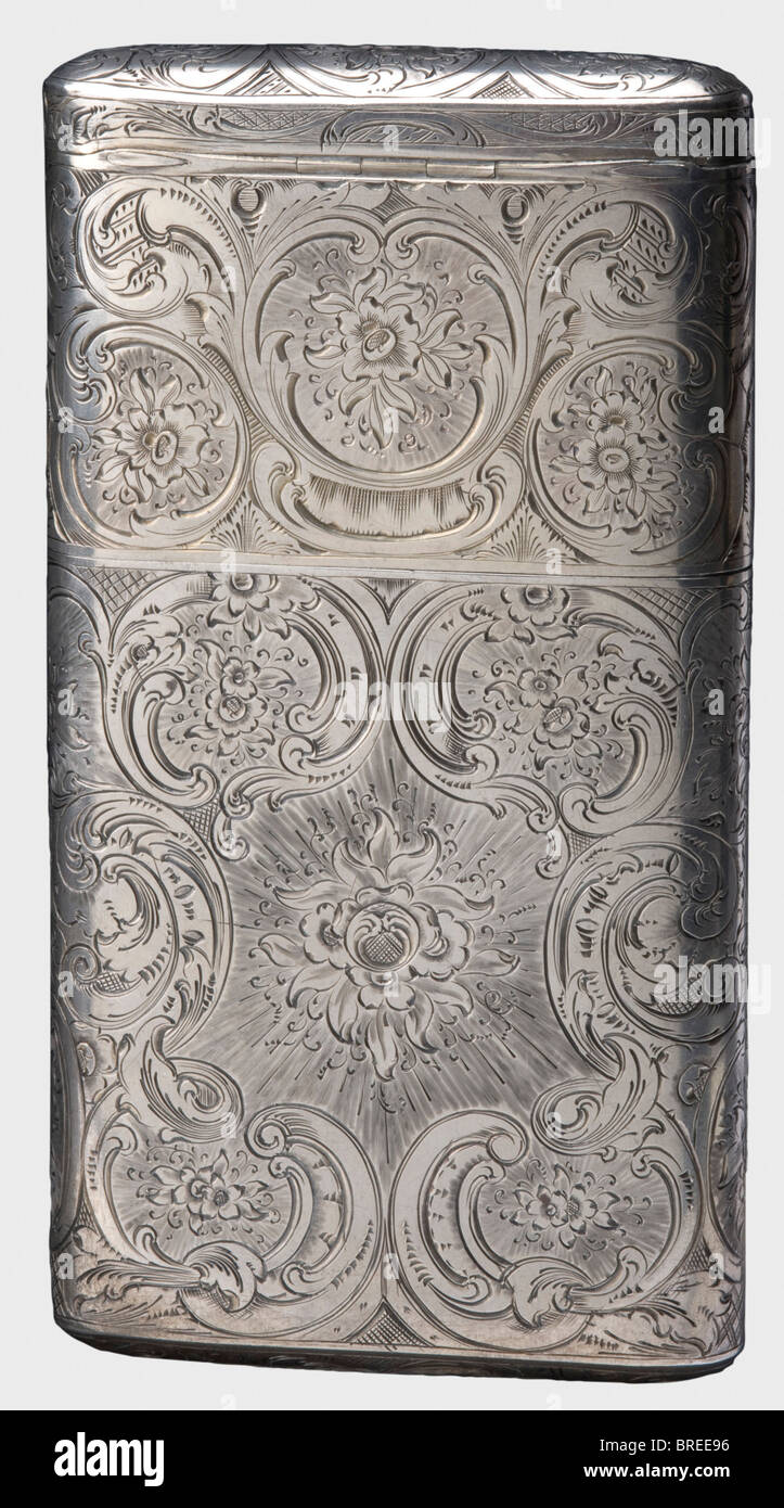 Una scatola di sigari d'argento, Erik Wilhelm Sällström, San Pietroburgo, 1846 Argento con interni dorati e con raffinata incisione floreale e voluta. Monogramma cirillico 'AN, marchio del maestro 'ES', marchio San Pietroburgo per '84' Zolotniki, Cyrillic che ispeziona il marchio del maestro 'T' per Dmitry Tverskoi, e l'anno '1846'. Dimensioni 14,3 x 7,6 cm. Peso 158 g. Anche un coltello d'argento pieghevole per il taglio dei sigari, con incisioni molto simili. Marchio del maestro, 'GD' e marchio distintivo, '84'. Lunghezza 14,6 cm. Peso 28 g. Bella artigianato. Storico, storico, 19th secolo, oggetto, o, Foto Stock