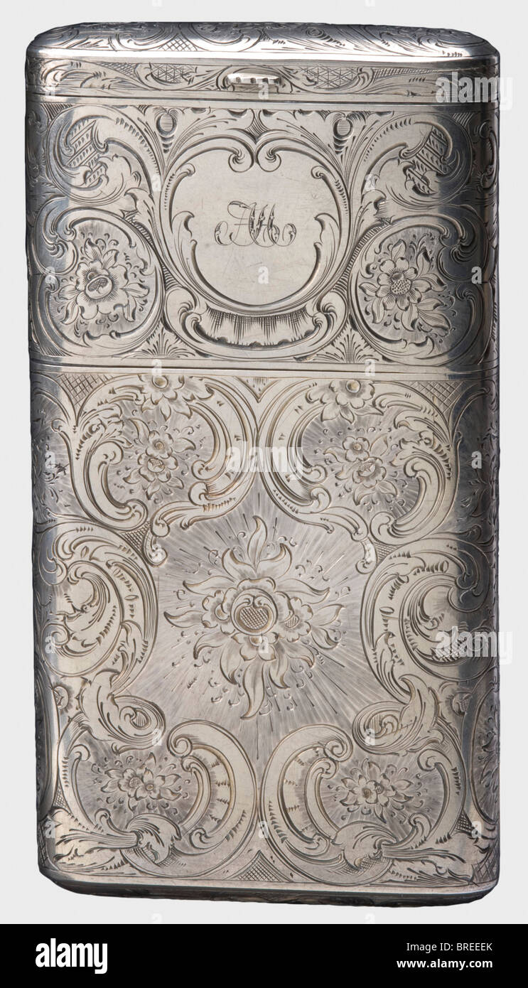 Una scatola di sigari d'argento, Erik Wilhelm Sällström, San Pietroburgo, 1846 Argento con interni dorati e con raffinata incisione floreale e voluta. Monogramma cirillico 'AN, marchio del maestro 'ES', marchio San Pietroburgo per '84' Zolotniki, Cyrillic che ispeziona il marchio del maestro 'T' per Dmitry Tverskoi, e l'anno '1846'. Dimensioni 14,3 x 7,6 cm. Peso 158 g. Anche un coltello d'argento pieghevole per il taglio dei sigari, con incisioni molto simili. Marchio del maestro, 'GD' e marchio distintivo, '84'. Lunghezza 14,6 cm. Peso 28 g. Bella artigianato. Storico, storico, 19th secolo, oggetto, o, Foto Stock