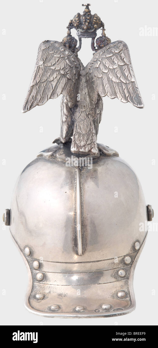 Casco di protezione in miniatura argento, Mosca, circa 1910 Argento con interni dorati. Marchio del maestro 'IP' e marchio di Mosca per '84' Zolotniki. Altezza 10,5 cm. Peso 162 g. Possibilmente da Julius Rappoport. Storico, storico, 1910s, 20th secolo, oggetto, oggetti, alambicchi, clippings, tagli, tagli, tagli, casco, caschi, testiera, testiere, utensile, attrezzatura, utensili, protezione, copricapo, copricapo, uniformi, uniformi, uniformi, Foto Stock