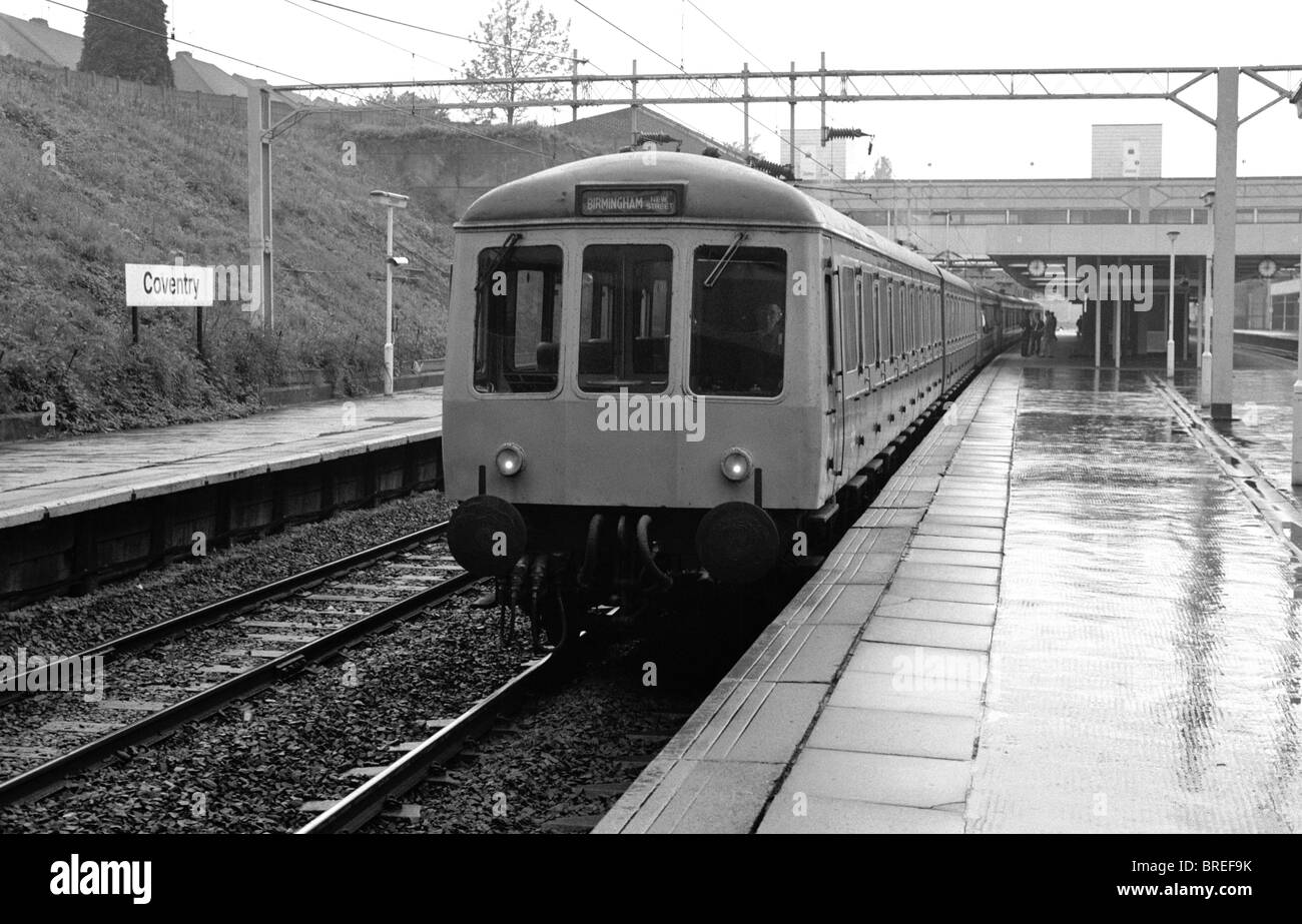 Diesel Multiple Unit con il treno alla stazione di Coventry, 1985 Foto Stock