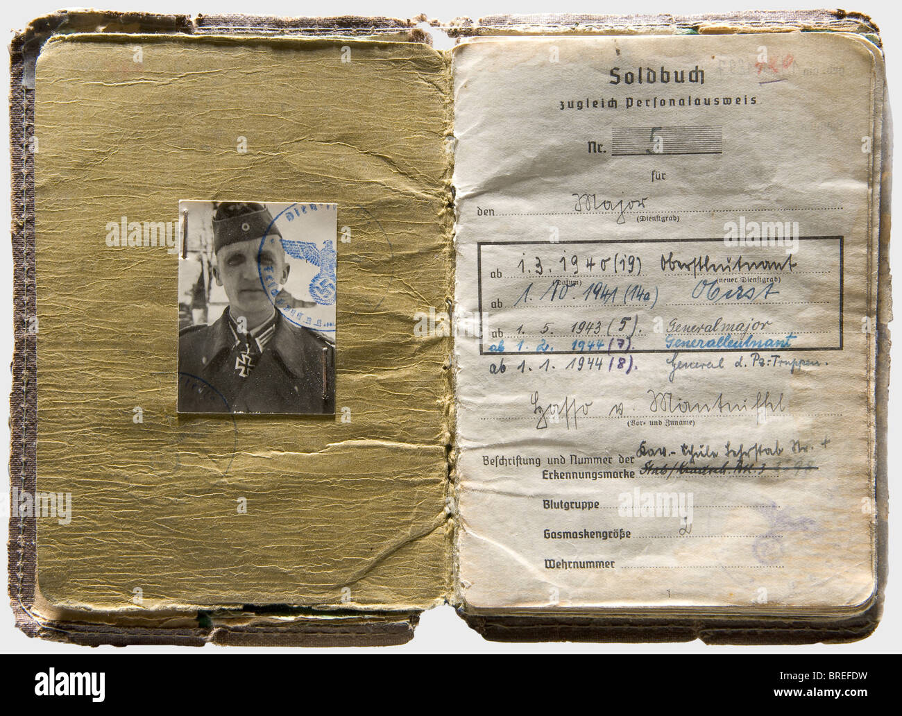 Generale Delle Truppe Panzer tasso von Manteuffel (1897 - 1978), Soldbuch (libro paga) Rilasciato il 20 settembre 1939 come Maggiore nella scuola di cavalleria 8, foto d'identità con la Croce del Cavaliere, molte voci: Promozioni fino al Generale Delle Truppe Panzer, Knight's Cross, foglie di quercia, Foglie di quercia con spade, Foglie di quercia con spade e diamanti, Tank Battle Badge in bronzo e argento. Evidenti segni di utilizzo, il coperchio è usurato. Per le uniformi e gli altri oggetti della tenuta di Manteuffel, vedere Hermann Historica People, 1930s, 1930s, 20th secolo, corpo corazzato, corpo corazzato, forza cisterna, forze cisterna, Foto Stock Generale Delle Truppe Panzer tasso von Manteuffel (1897 - 1978), Soldbuch (libro paga) Rilasciato il 20 settembre 1939 come Maggiore nella scuola di cavalleria 8, foto d'identità con la Croce del Cavaliere, molte voci: Promozioni fino al Generale Delle Truppe Panzer, Knight's Cross, foglie di quercia, Foglie di quercia con spade, Foglie di quercia con spade e diamanti, Tank Battle Badge in bronzo e argento. Evidenti segni di utilizzo, il coperchio è usurato. Per le uniformi e gli altri oggetti della tenuta di Manteuffel, vedere Hermann Historica People, 1930s, 1930s, 20th secolo, corpo corazzato, corpo corazzato, forza cisterna, forze cisterna, Foto Stock