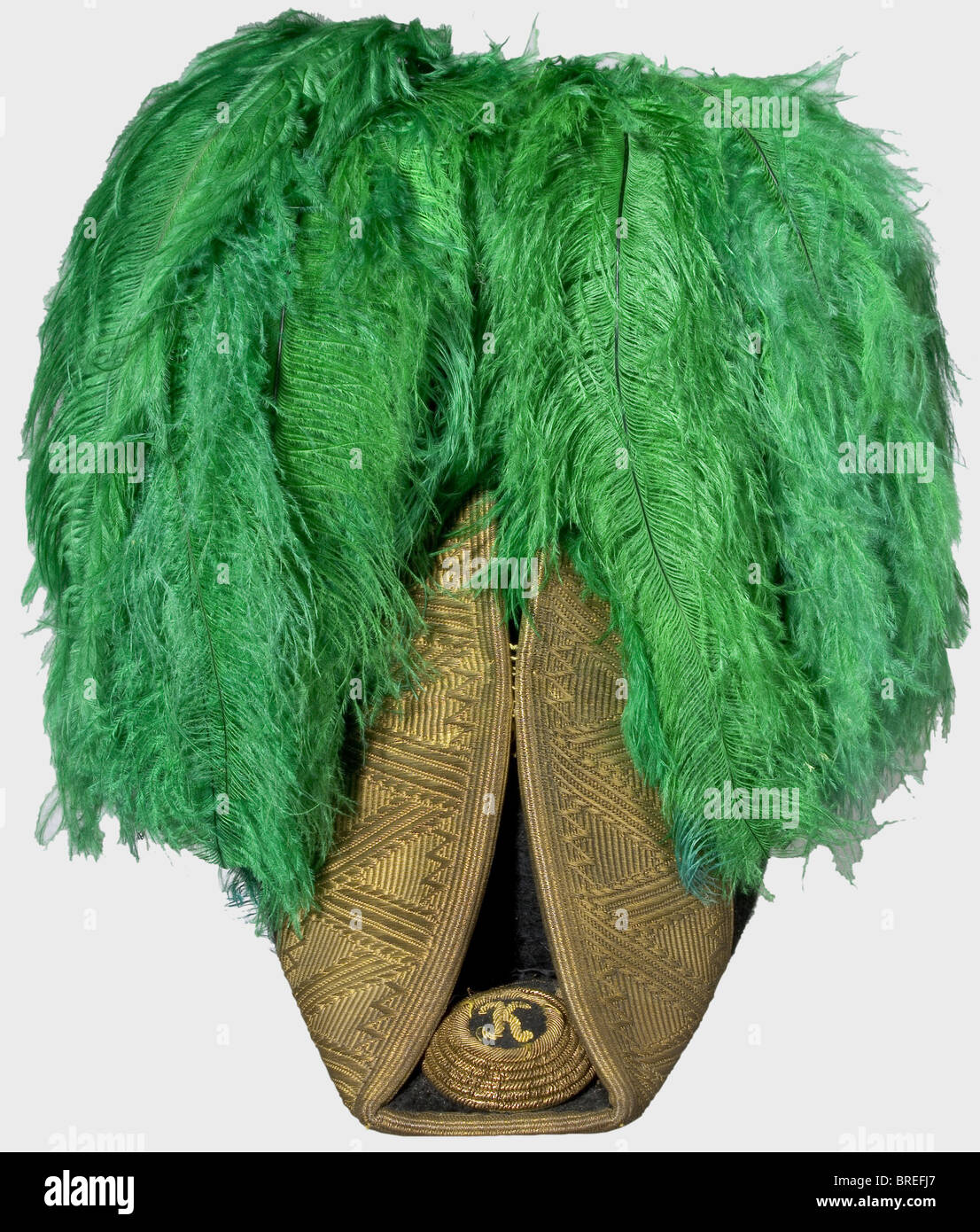 Cappello e guinzaglio di generale, Austria-Ungheria, 1916 - 1918 cappello di Bicorn per un generale feltro di seta nera, pizzo d'oro modellato, il cifrario 'K' nelle rose ai punti, pennacchio verde di piuma. Nella camicia rossa più rossa più rossa, il costruttore ha la denominazione "Garner Wien". Treccia tonata. Il sash dell'ufficiale della seta gialla, sul capo del tasel il cifrario 'FJ1'. Un paio di guanti bianchi per bambini glacé. L'intero complesso all'interno di un portone rivestito in seta gialla imperiale con cassetto. Storico, storico, 1910s, 20th secolo, Imperiale, Austria, Austriaco, Monarchia Danubio, Impero, oggetto, oggetti, alambicchi, clipping, Foto Stock