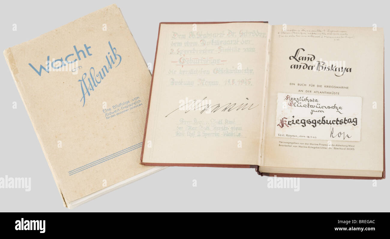 Kriegsmarine, Souvenirs de l'occupazione de Royan par la Kriegsmarine, comprenant un ouvrage dédicacé au Docteur Schröder par le Commandant de la batterie 'Tirpitz' le 18 mars 1945 de la 'Festung Royan', comune une carte de voeux caligraphiée et signée à la même date, Un livre de photos Noir et Blanc 'Wacht am Atlantik' comportant de nombreux clichés sur l'occupazione des côtes francaises et notamment de la poche de Royan., , Foto Stock