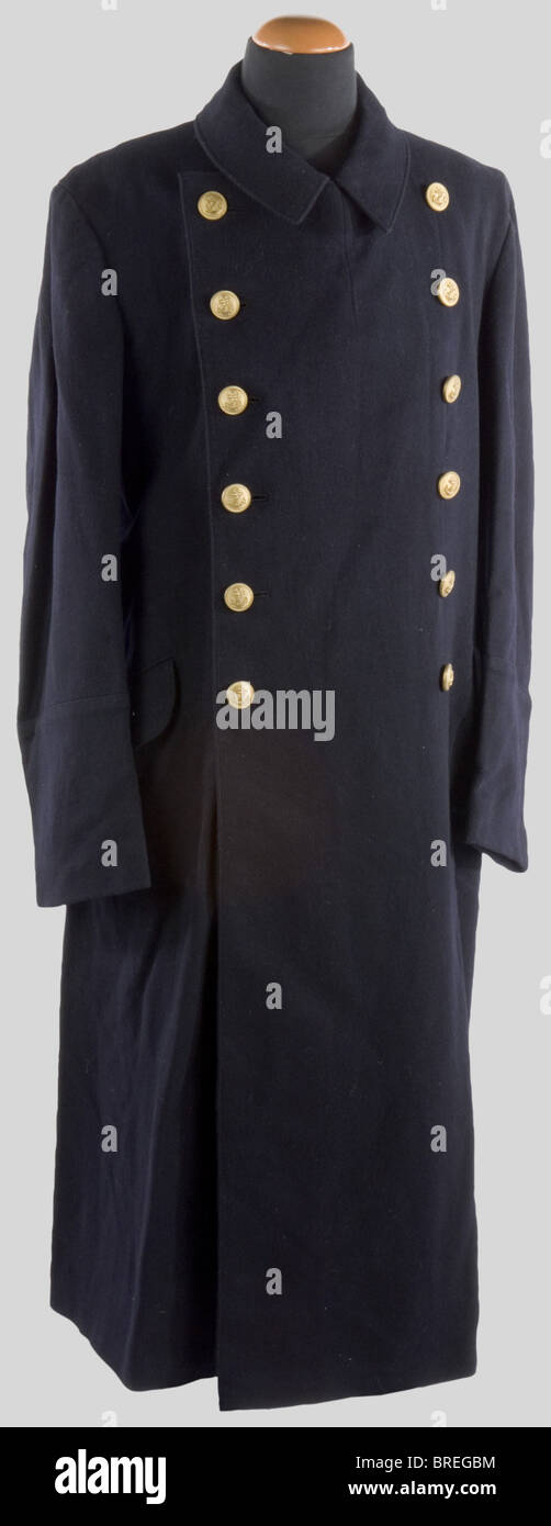 Kriegsmarine, Manteau d'officier de la Kriegsmarine, en laine bleu marine á doppia rangée de boutons en verre dorés frappés de l'ancre de marine, intérieur noir, passant pour dague. Joint un gilet bleu de spencer pour officier à rangée de boutons dorés, intérieur blanc., , Foto Stock