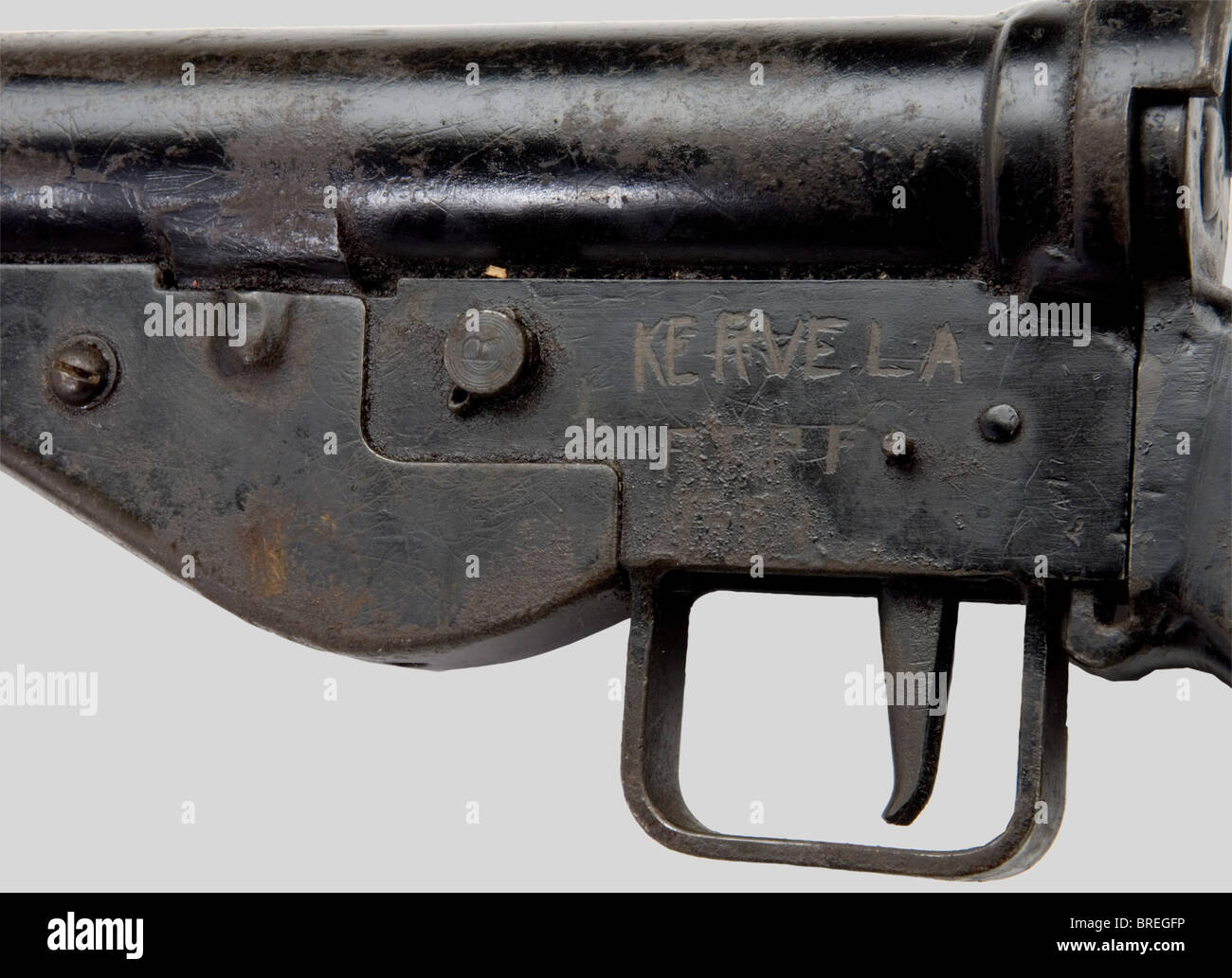 Armes à feu, STEN MK II, à crosse squelette, calibro 9mm Parabelum. Laquée noir, manque ressort récupérateur, beau canon gravé artisanalement 'Kervela RCPF' et de l'autre côté 'reine' avec une croix de Lorraine et le 'V' de victoire. Raro modèle personnalisé par un membre de la Résistance. Première catégorie sous conditions spéciales., , Foto Stock