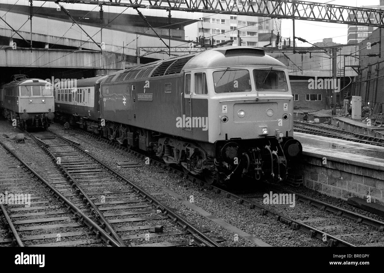 In treno la stazione ferroviaria Birmingham New Street 1985 Foto Stock