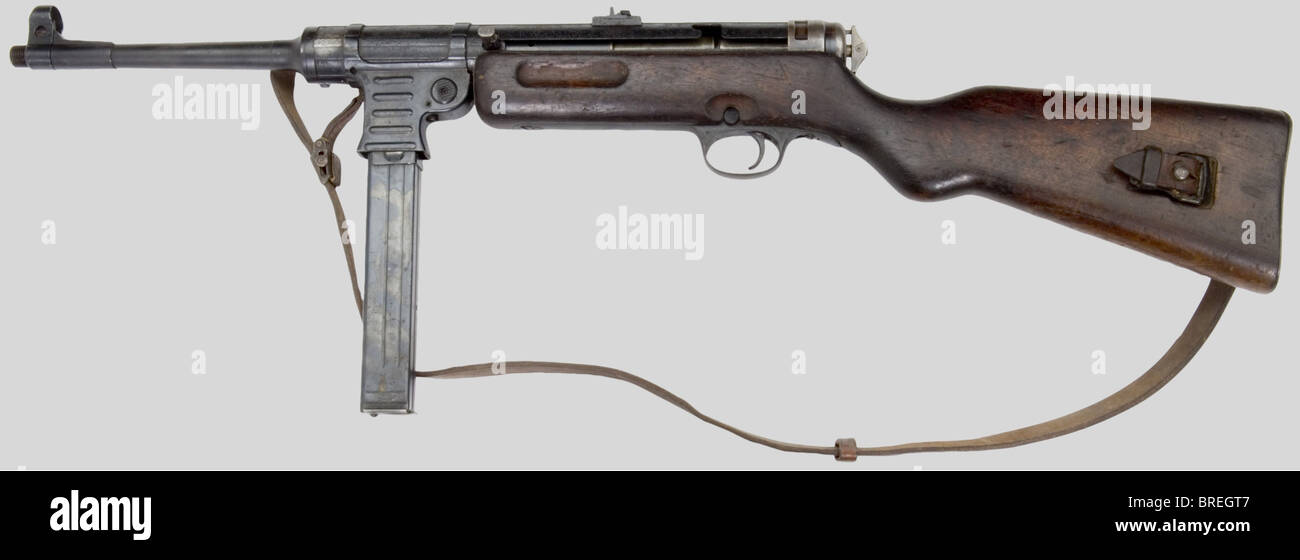 Armes à feu, MP 41, calibro 9mm Parabellum, no 2480b. Rebronzé, levier  d'armement incomplet, vis de pontet assente, bochon de canon, chargeur  marché MP41, fabbricazione 'GC.Haenel Suhl'. Bretelle d'origine. Longueur  86 cm.