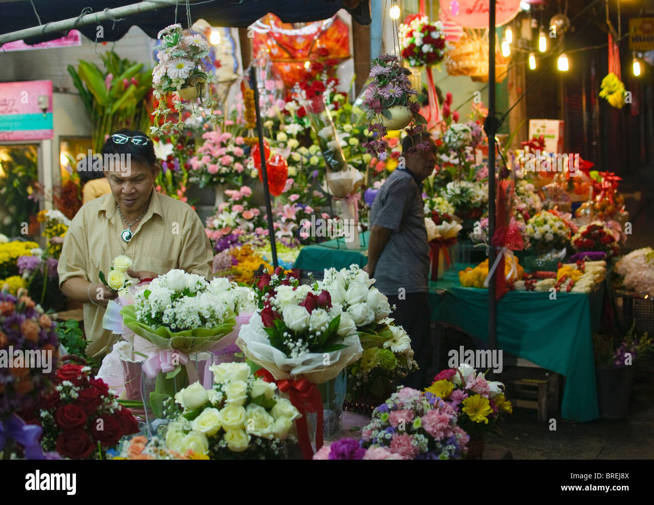 Le ore notturne il mercato dei fiori a Bangkok in Tailandia Foto Stock