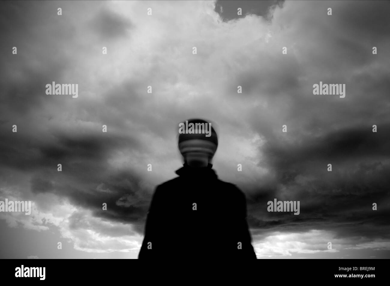 Donna sotto il cielo minaccioso Foto Stock