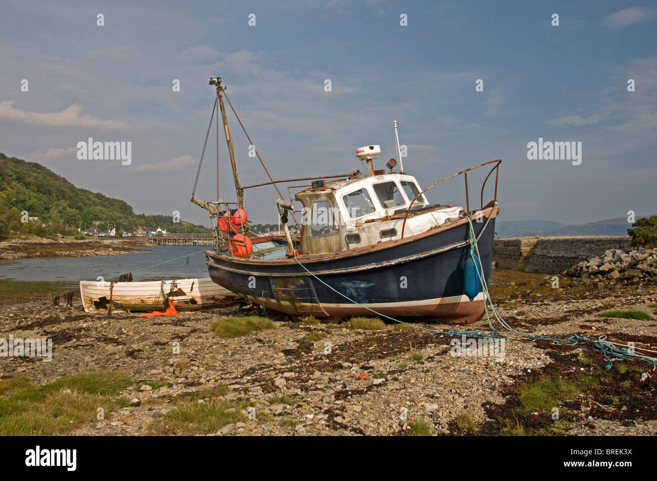 Spiaggiata barche da pesca sulla Craignure Village Beach Isle of Mull Argyll and Bute. Strathclyde. SCO 6737 Foto Stock Spiaggiata barche da pesca sulla Craignure Village Beach Isle of Mull Argyll and Bute. Strathclyde. SCO 6737 Foto Stock