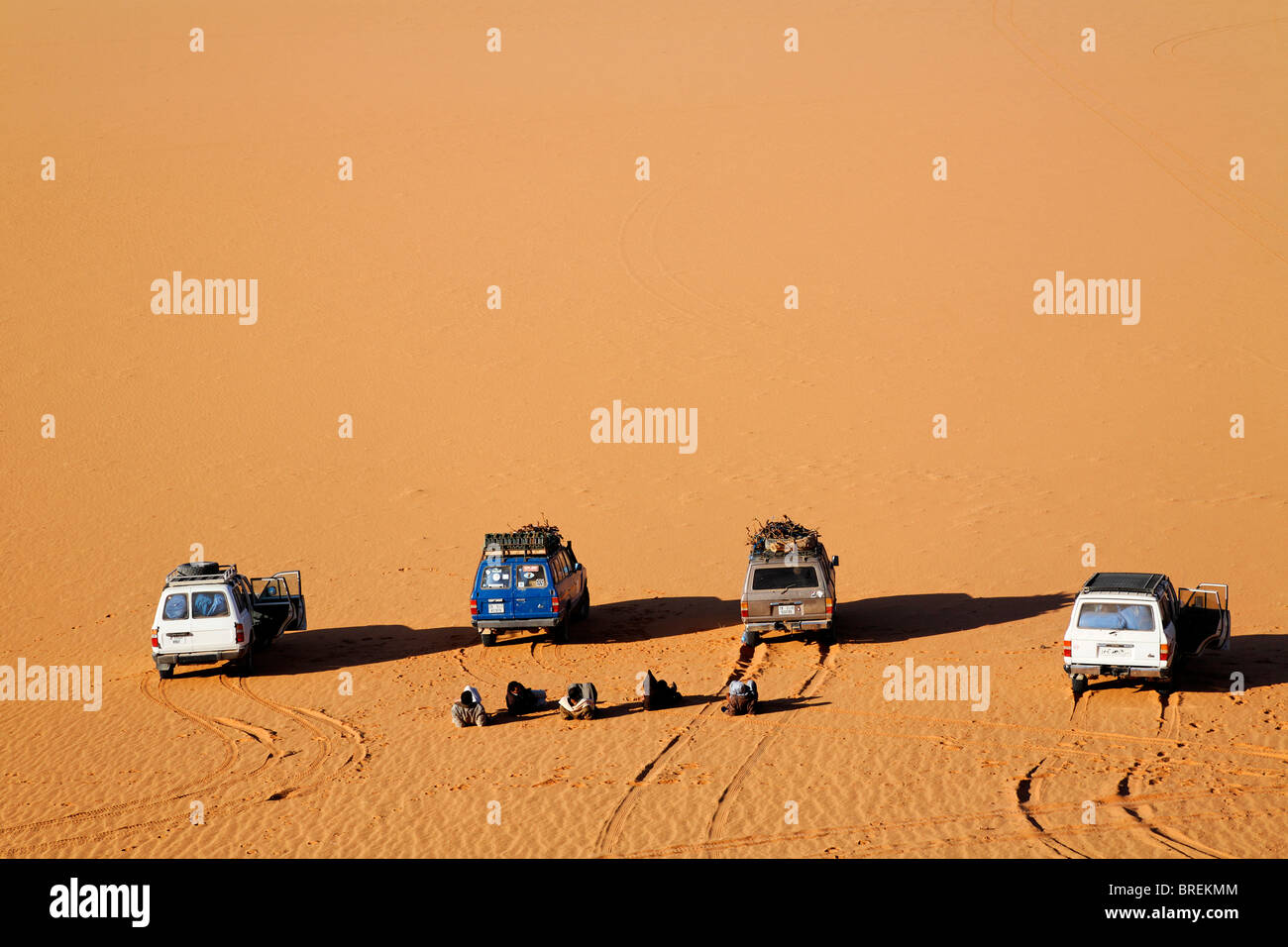 La trazione a quattro ruote motrici safari nel deserto del Sahara, Libia Foto Stock