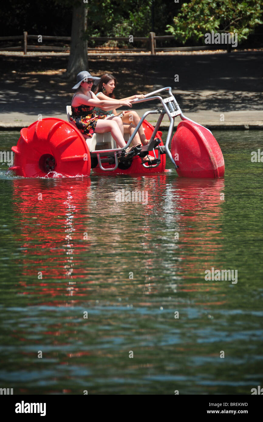 Barche a remi su un lago a Irvine Park, Orange County, California Foto Stock