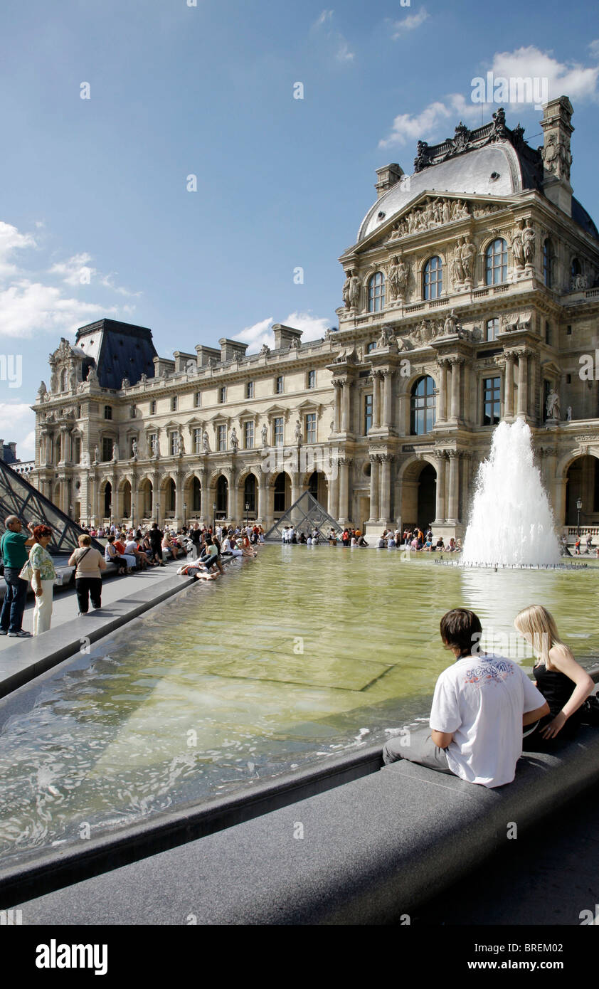 Musee du Louvre, il Pavillon Richelieu, fontana, Parigi, Francia, Europa Foto Stock