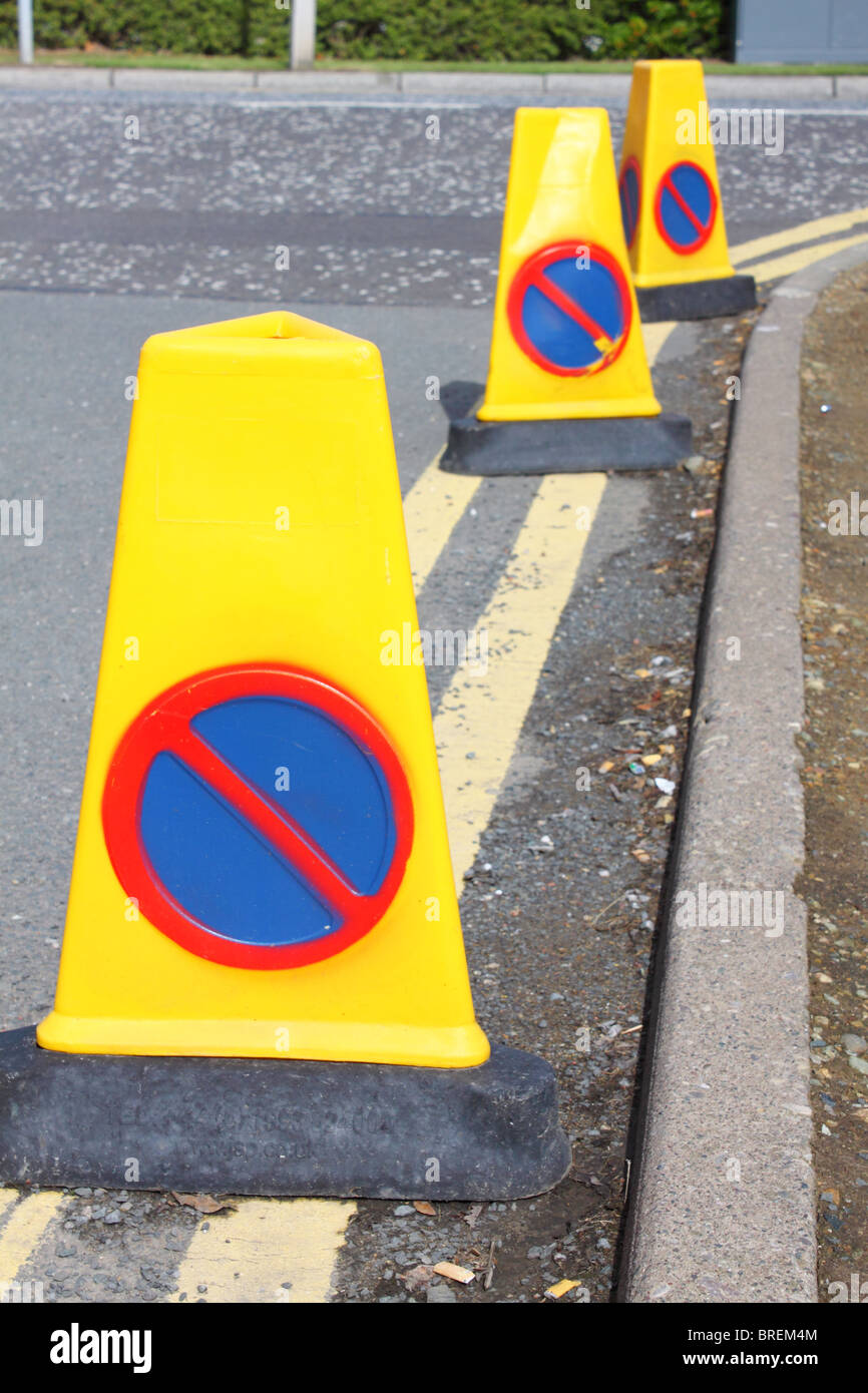Nessun parcheggio rocche sul doppio giallo linee in un parcheggio Foto Stock