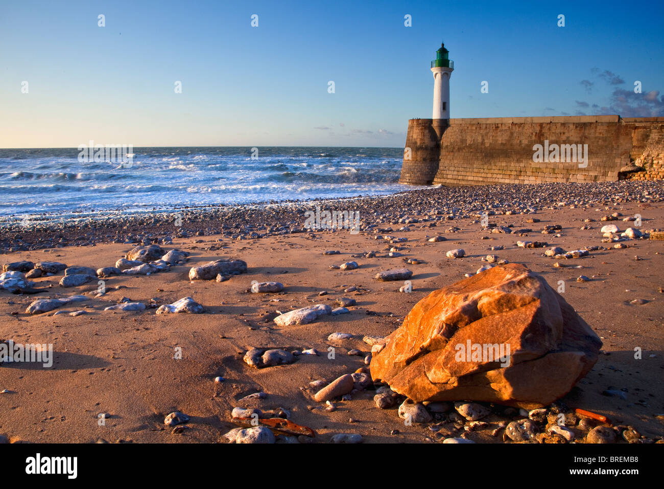 Il faro e la spiaggia di Saint-Valery-en-Caux, Alta Normandia, Francia Foto Stock