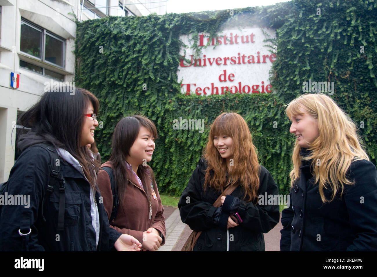Studenti di sesso femminile socializzare davanti a Paul Verlaine Univeristy technology building a Metz, Francia. Foto Stock