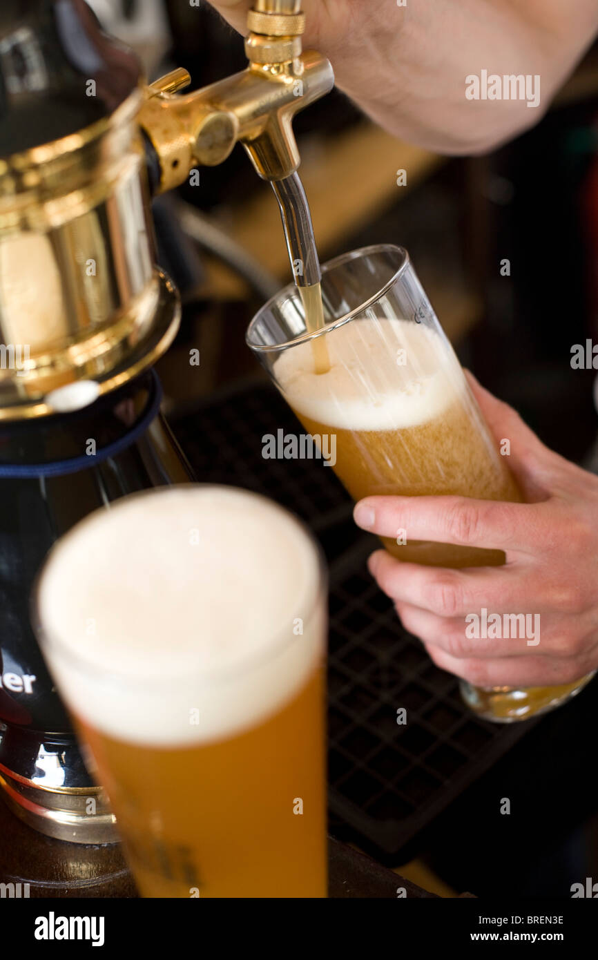 La corona di un popolare pub per birra e cibo a Islington Londra. Progetto di pompa di birra Foto Stock