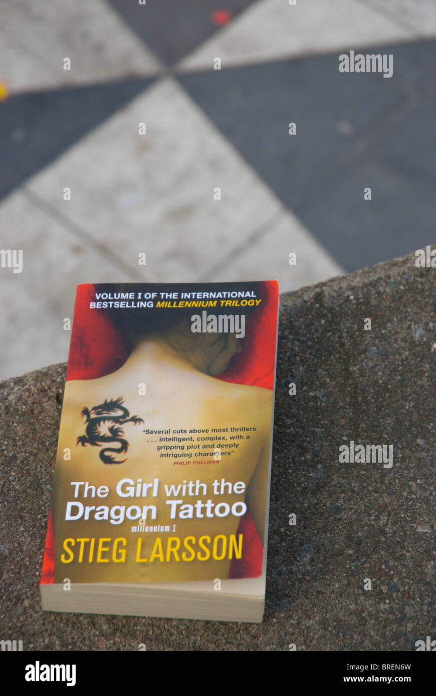 La ragazza con il tatuaggio del drago romanzo di Stieg Larsson Sergels Torg centrale di Stoccolma Svezia Foto Stock