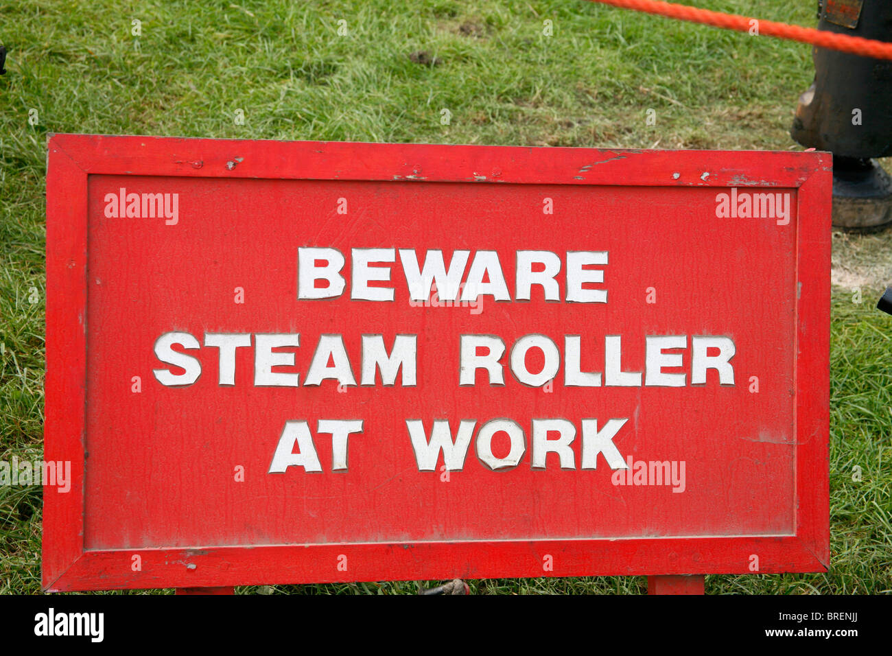 Attenzione rullo di vapore al segno di lavoro sul pannello di legno Foto Stock