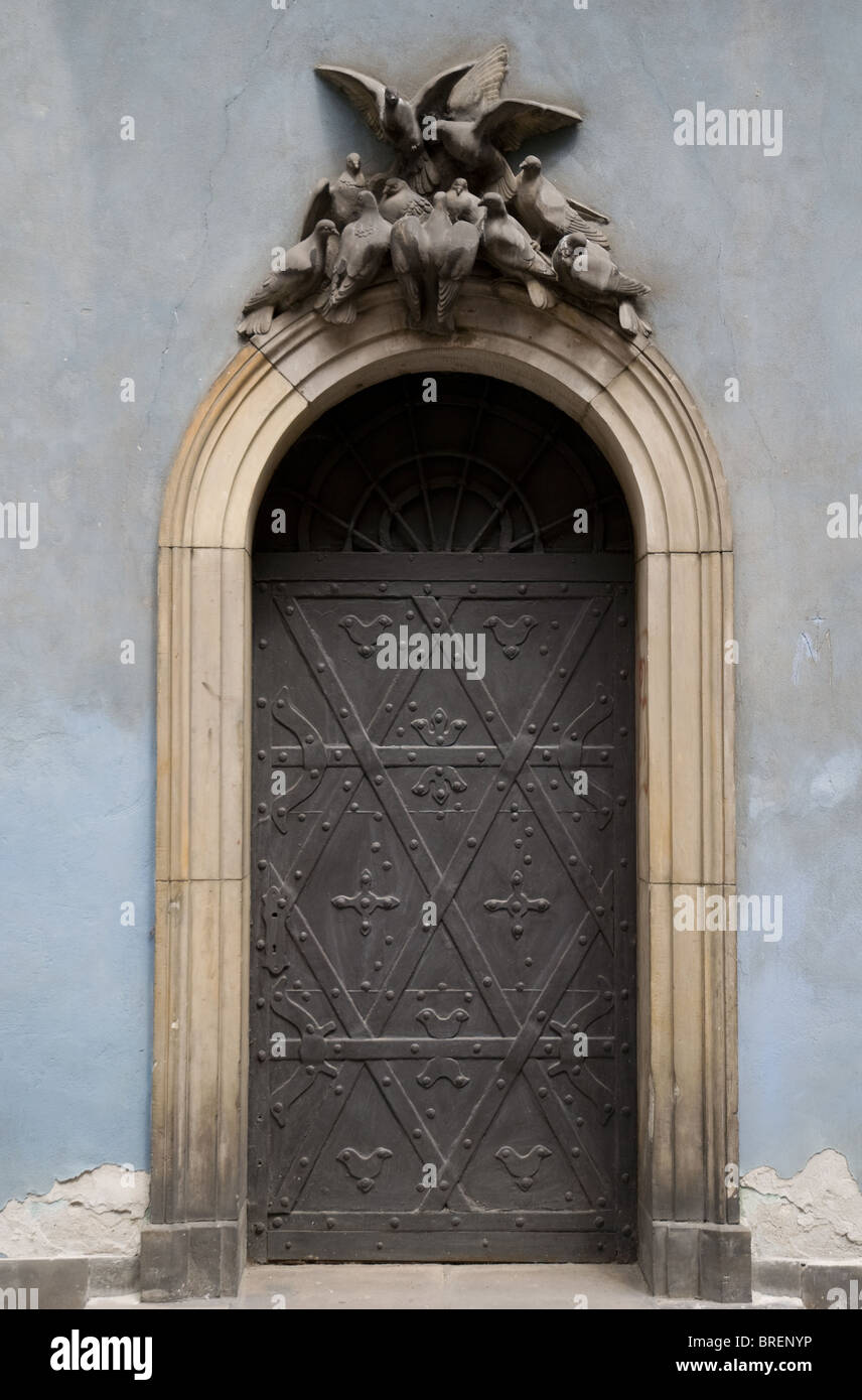 La vecchia porta ingresso piccioni di cemento Foto Stock