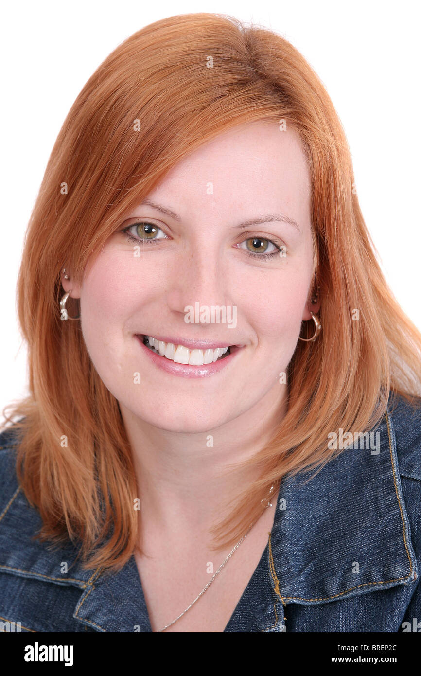 Closeup headshot ritratto di una graziosa ventenne redhead sorridente su bianco con felice espressione Foto Stock