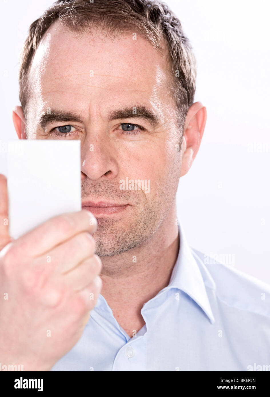 Uomo che guarda in uno specchio Foto Stock