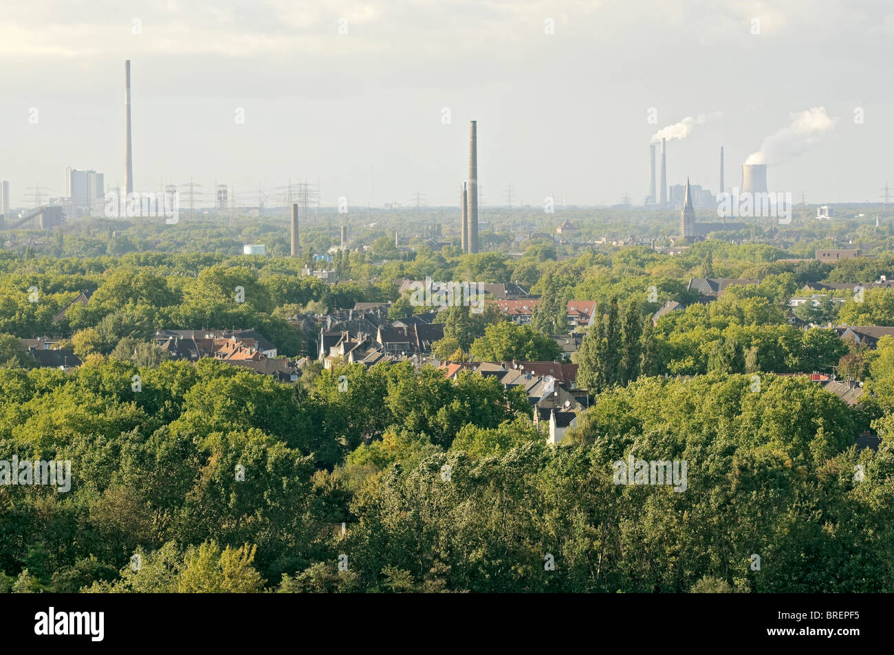 Vista della zona della Ruhr guardando ad ovest da Landschaftspark Duisburg-Nord, NRW, Germania. Foto Stock