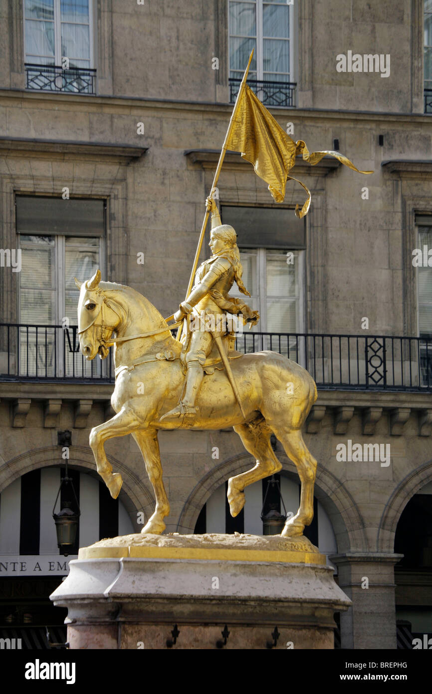 Statua equestre di Jeanne d'Arc, Place des Pyramides, rue de Rivoli, Paris, Francia, Europa Foto Stock