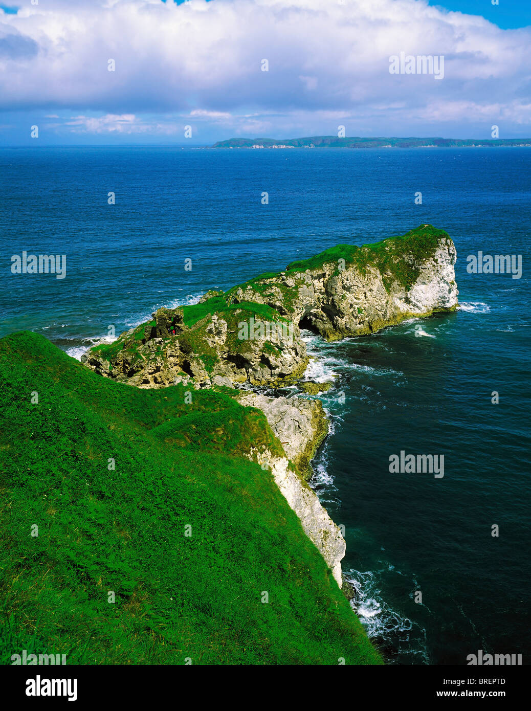 Il castello di Kenbane, Co Antrim, Irlanda, isola di Rathlin in background Foto Stock