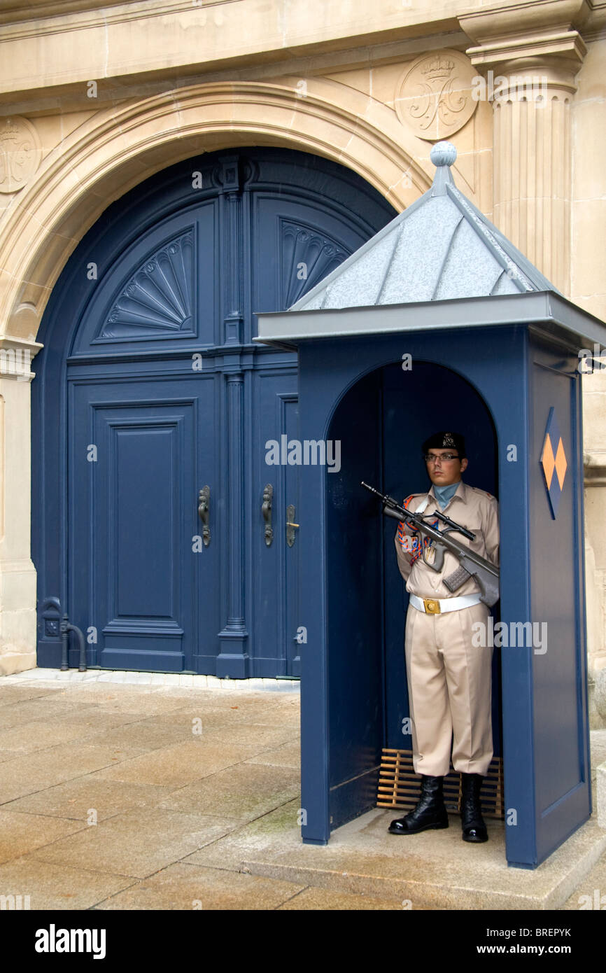 Militari del Lussemburgo soldato di guardia Le Grand Ducal Palace nella città di Lussemburgo, Lussemburgo. Foto Stock