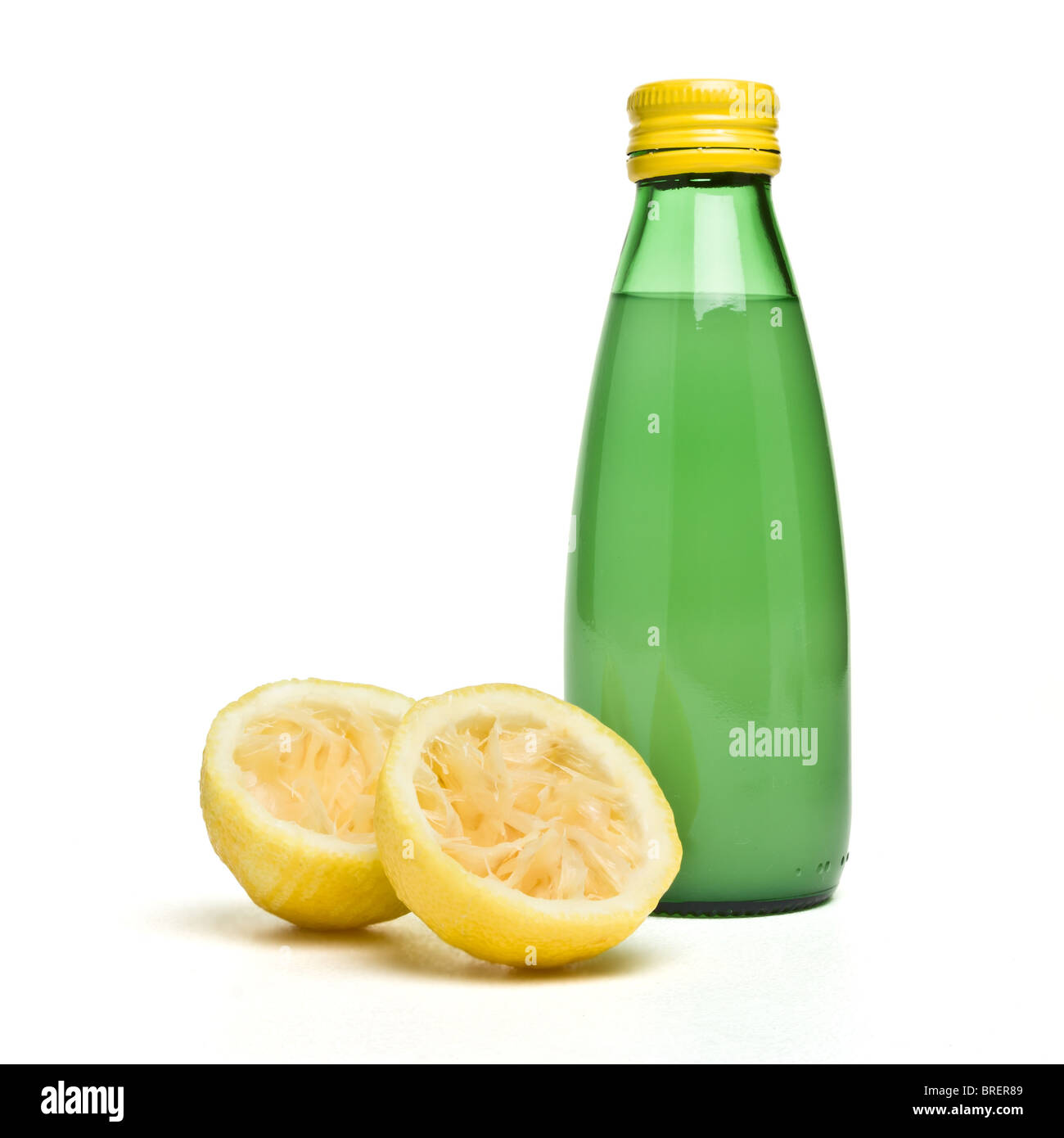 Spremute e bottiglia di succo di limone concetto isolato su bianco. Foto Stock