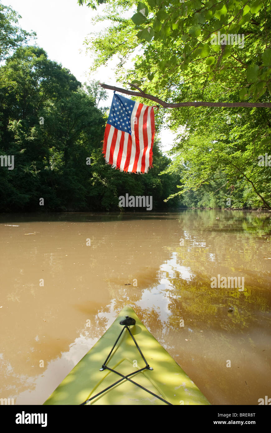Bandiera americana e kayak sul fiume Cahaba in Alabama Foto Stock
