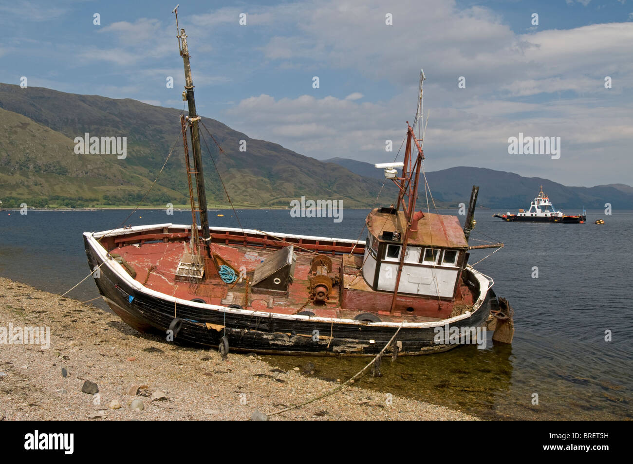 Barca da pesca spiaggiata sul litorale con la bassa marea, Ardgour, Corran, Loch Linnhe, Inverness-shire. La Scozia. SCO 6740 Foto Stock