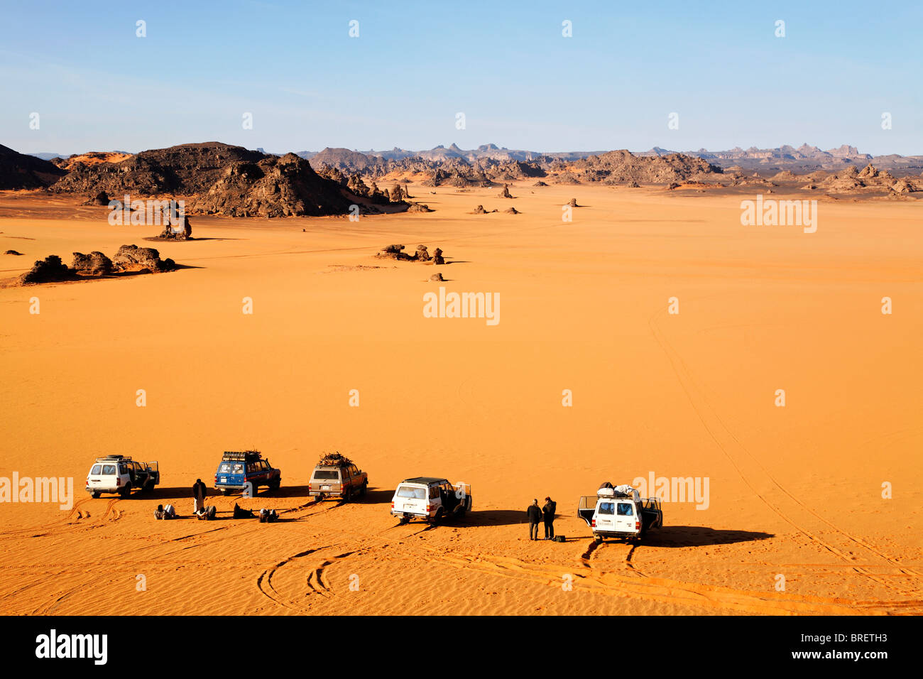 La trazione a quattro ruote motrici safari nelle montagne Akakus, Libia Foto Stock