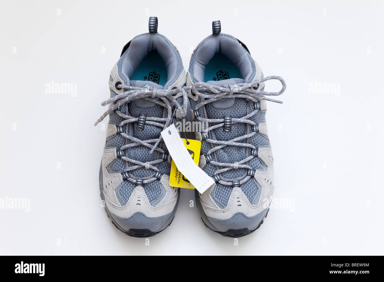 Coppia di nuovo tessuto e pelle grigio scarpe per camminare con i tag dal di sopra su sfondo bianco Foto Stock