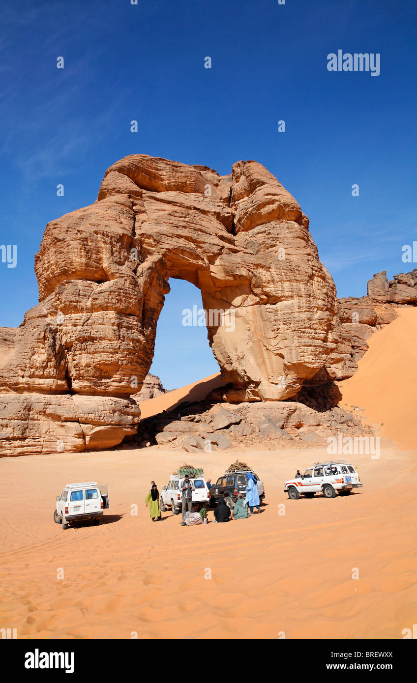 La trazione a quattro ruote motrici safari nelle montagne Akakus, Libia Foto Stock