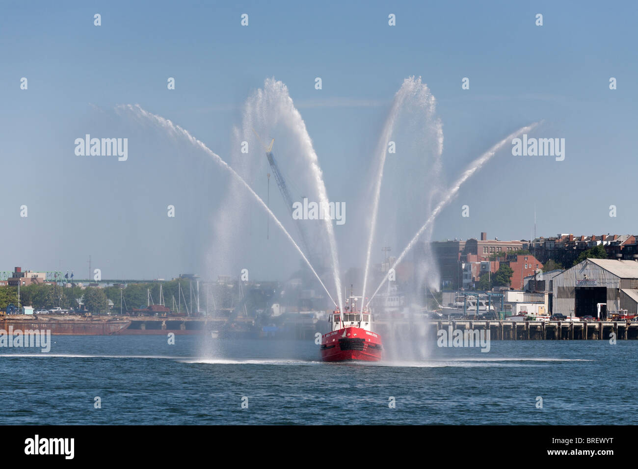 Massport fire boat #1 VISUALIZZAZIONE DI ACQUA. L' Howard W. Fitzpatrick una lotta antincendio rimorchiatore mette su un display acquosi Foto Stock