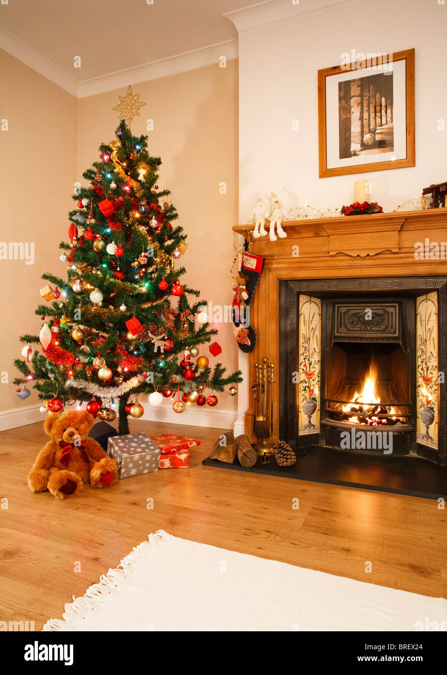 Soggiorno con caminetto, le decorazioni di Natale e albero. [Immagine sopra il camino è fotografi proprio lavoro] Foto Stock