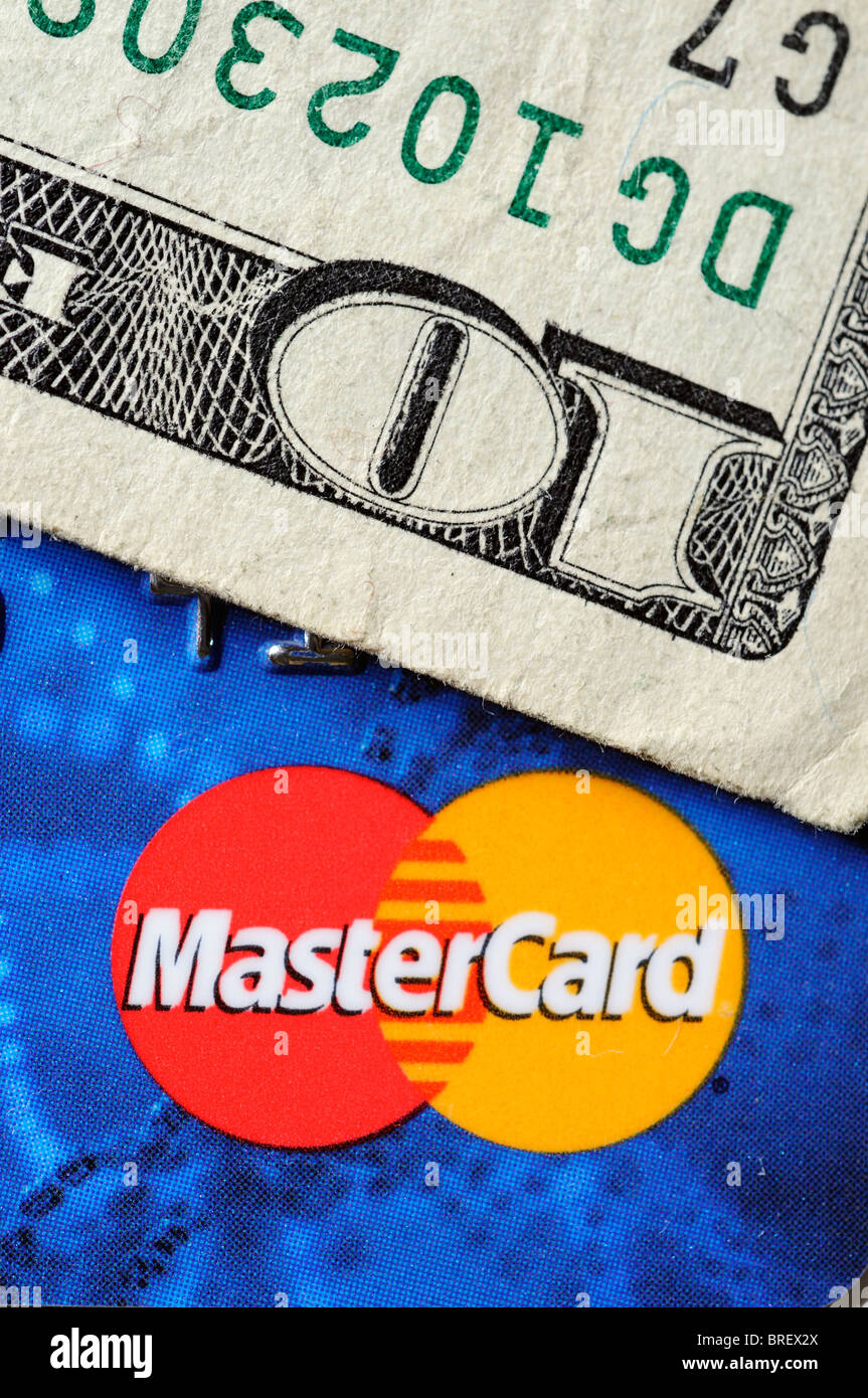 Una carta di credito e moneta americana Foto Stock