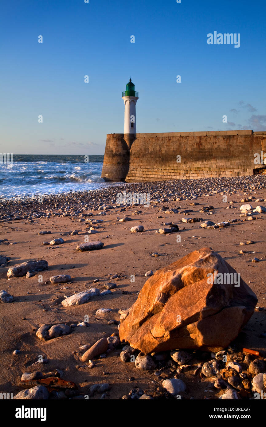 Il faro e la spiaggia di Saint-Valery-en-Caux, Alta Normandia, Francia Foto Stock