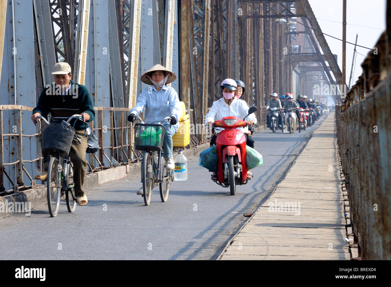 Piccoli ciclomotori su un ponte, Hanoi, Vietnam, sud-est asiatico Foto Stock