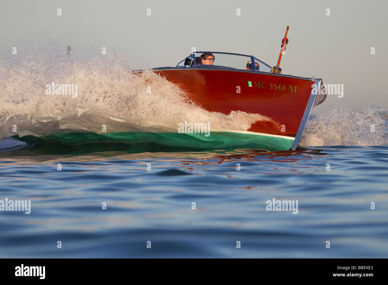 Un antico, legno Gar barca di legno in una curva a velocità sostenuta. Foto Stock