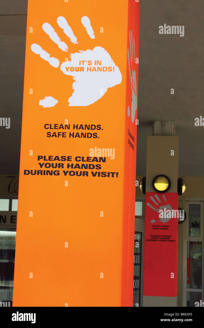 Segno per ricordare di visitatori di ospedali di lavarsi le mani per prevenire infezione, a Craigavon Area Ospedale, Irlanda del Nord Foto Stock