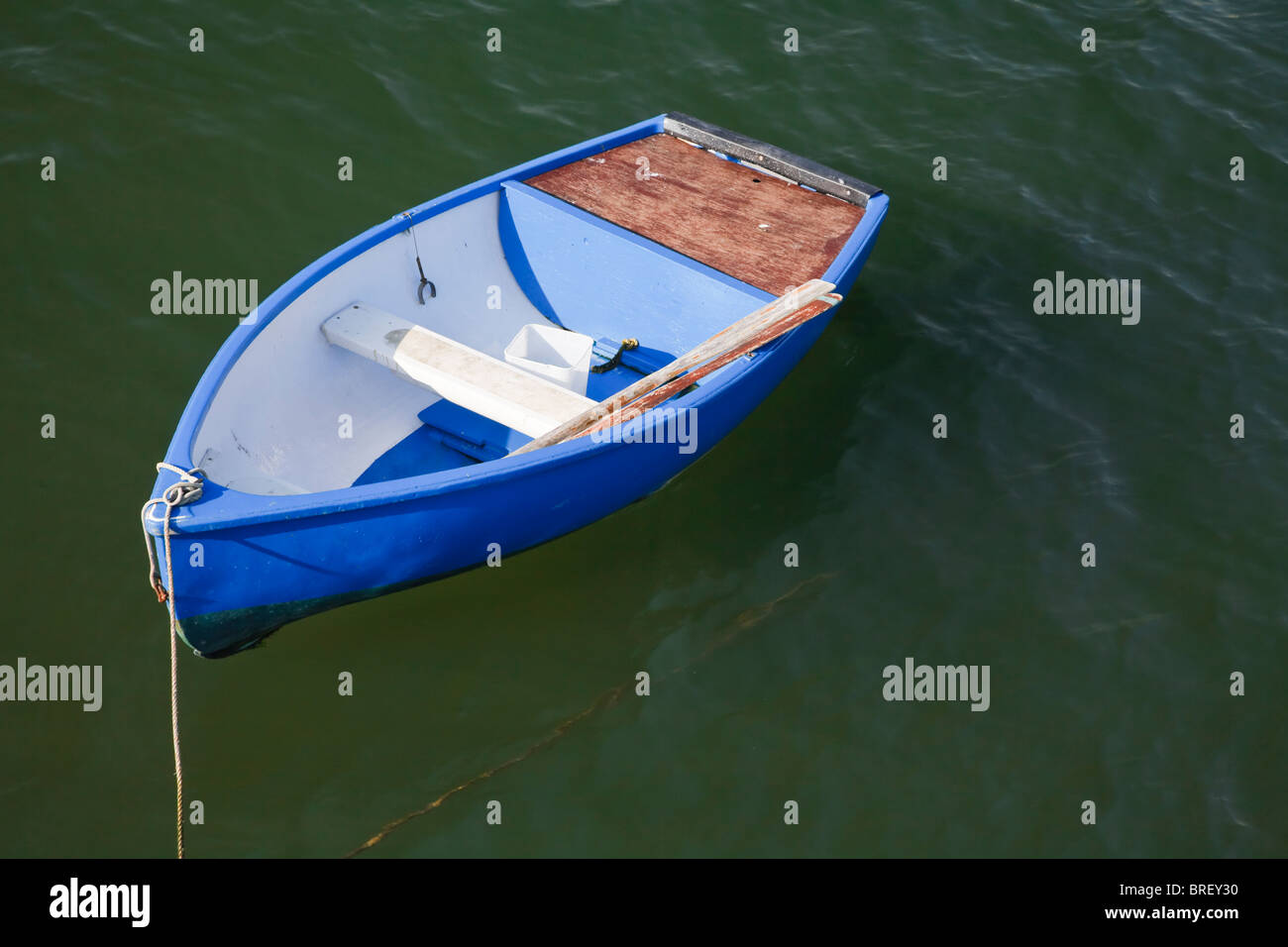 Svuotare le barche a remi dipinte di un blu brillante Foto Stock