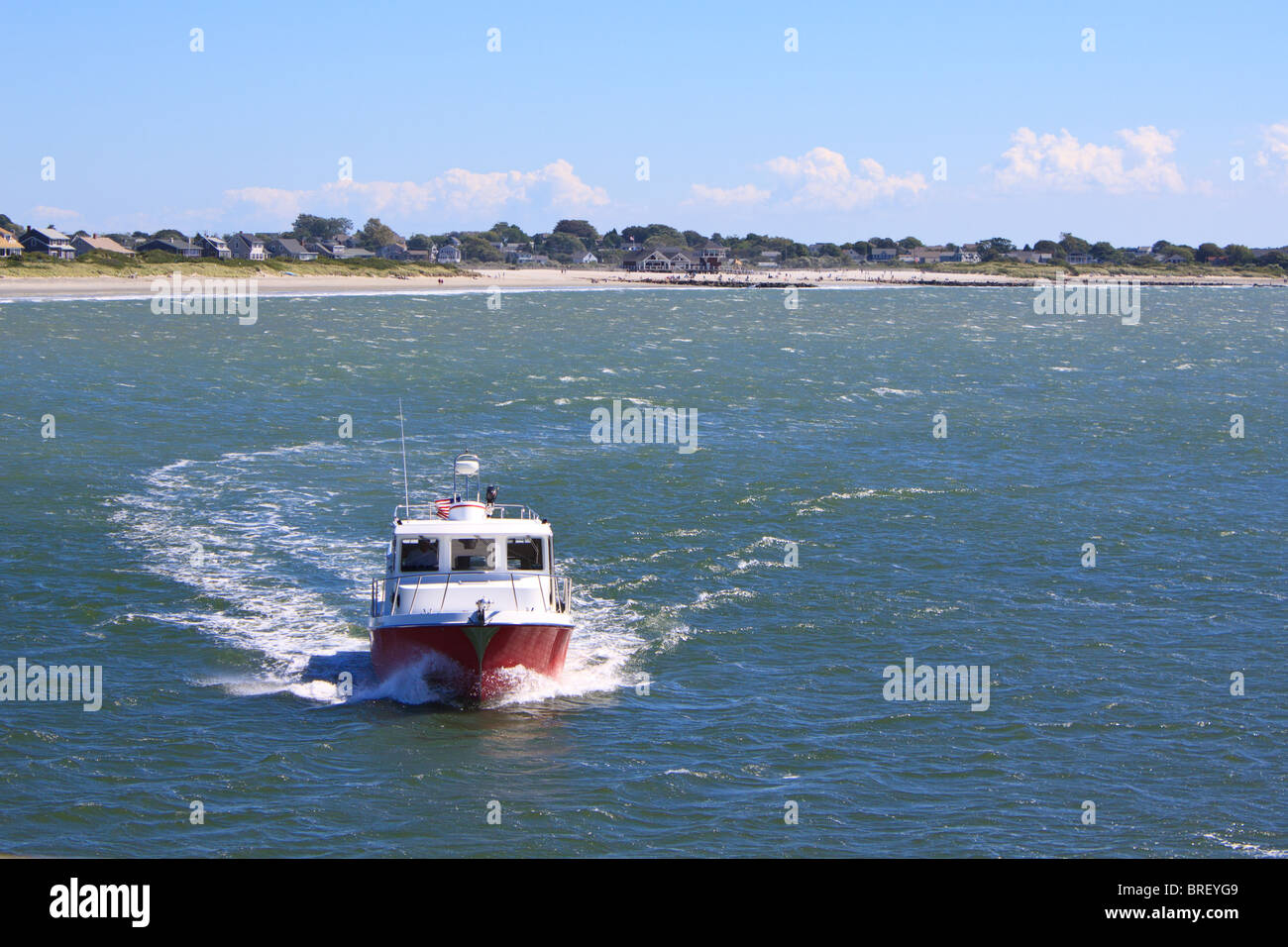 Barca Privata motoring in un porto Foto Stock