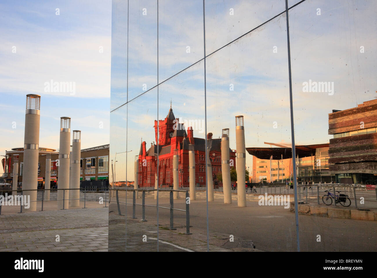 Roald Dahl Plass, Cardiff Bay (Bae Caerdydd), Glamorgan, South Wales, Regno Unito. Edifici riflettono in acqua torre fontana degli specchi Foto Stock