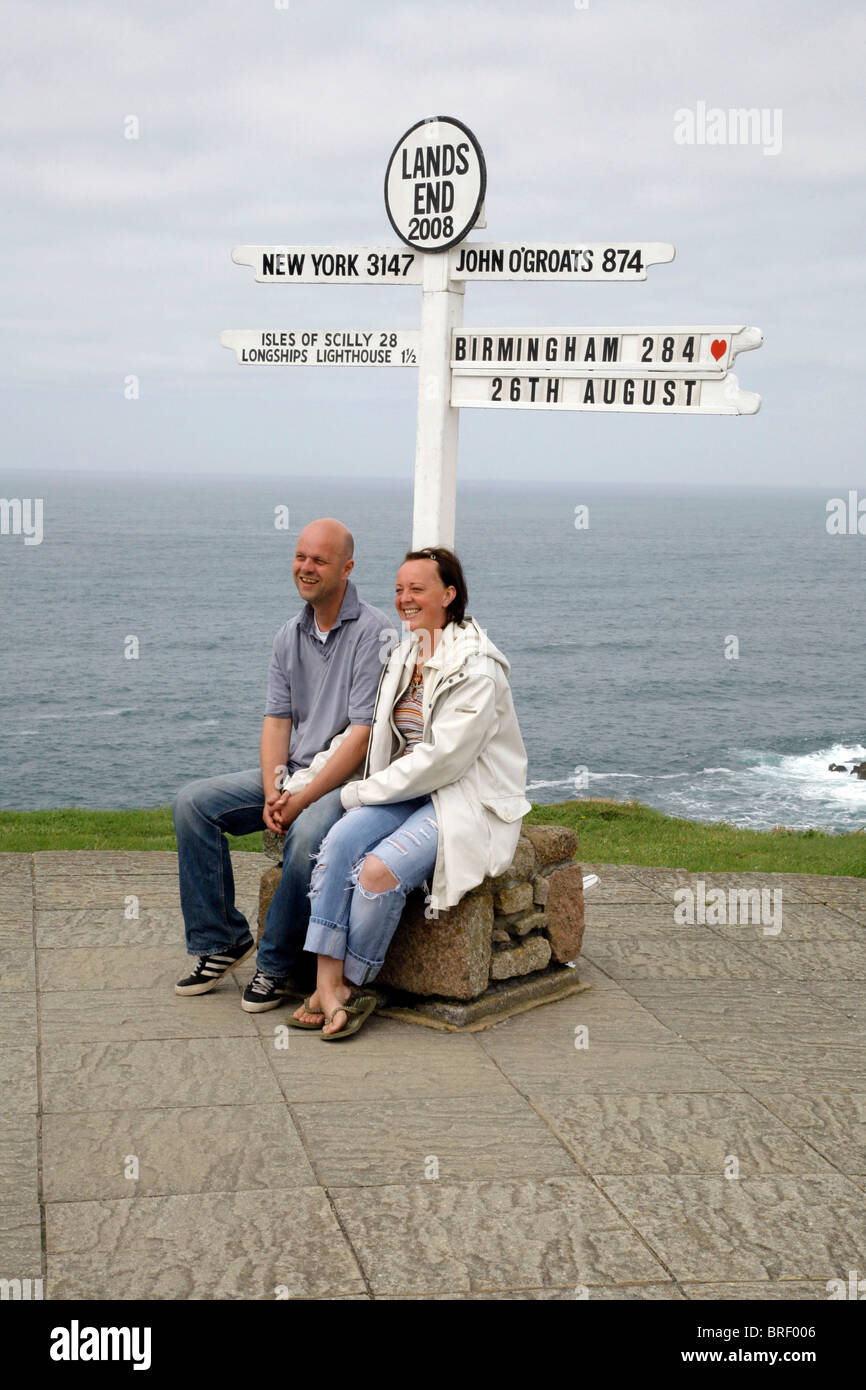 Giovane, segnaletica, Lands End, Cornwall, l'Inghilterra del sud, Gran Bretagna, Europa Foto Stock