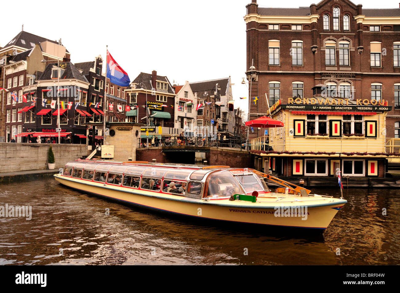Barca in un canale nel centro della città di Amsterdam, Olanda, Paesi Bassi, Europa Foto Stock